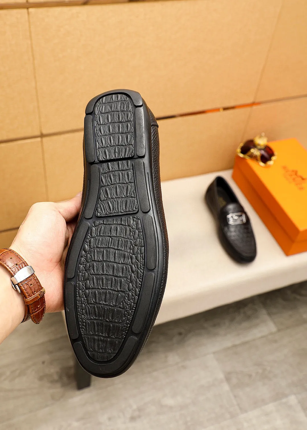 Men's shoes 💰380 💐 Product trademark: HERMES "Hermès" shoes. Regular size: 38-44 (45🉑️customized) Product materials: Selected imported first-layer cowhide embossed upper + classic hardware buckle, imported pig leather lining. Strong three-dimensional visual effect, rubber outsole Color: 1⃣️color optional